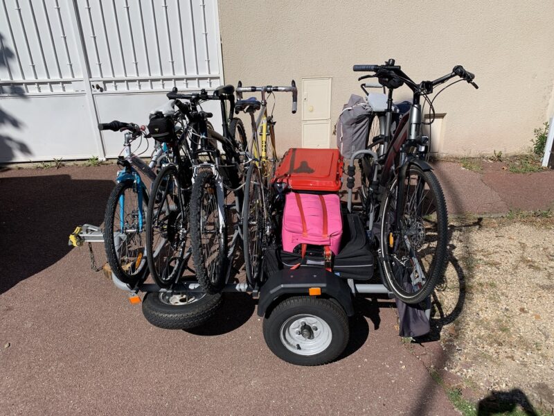 loue remorque porte-vélos pour 6 vélos et des bagages.