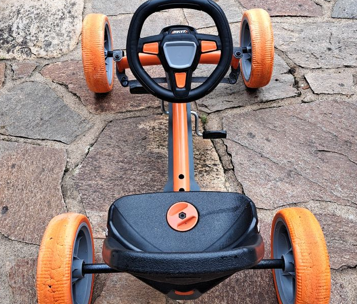 Kart Berg à pédales pour enfant de 5 ans et + avec un volant électronique qui émet des bruits de moteur